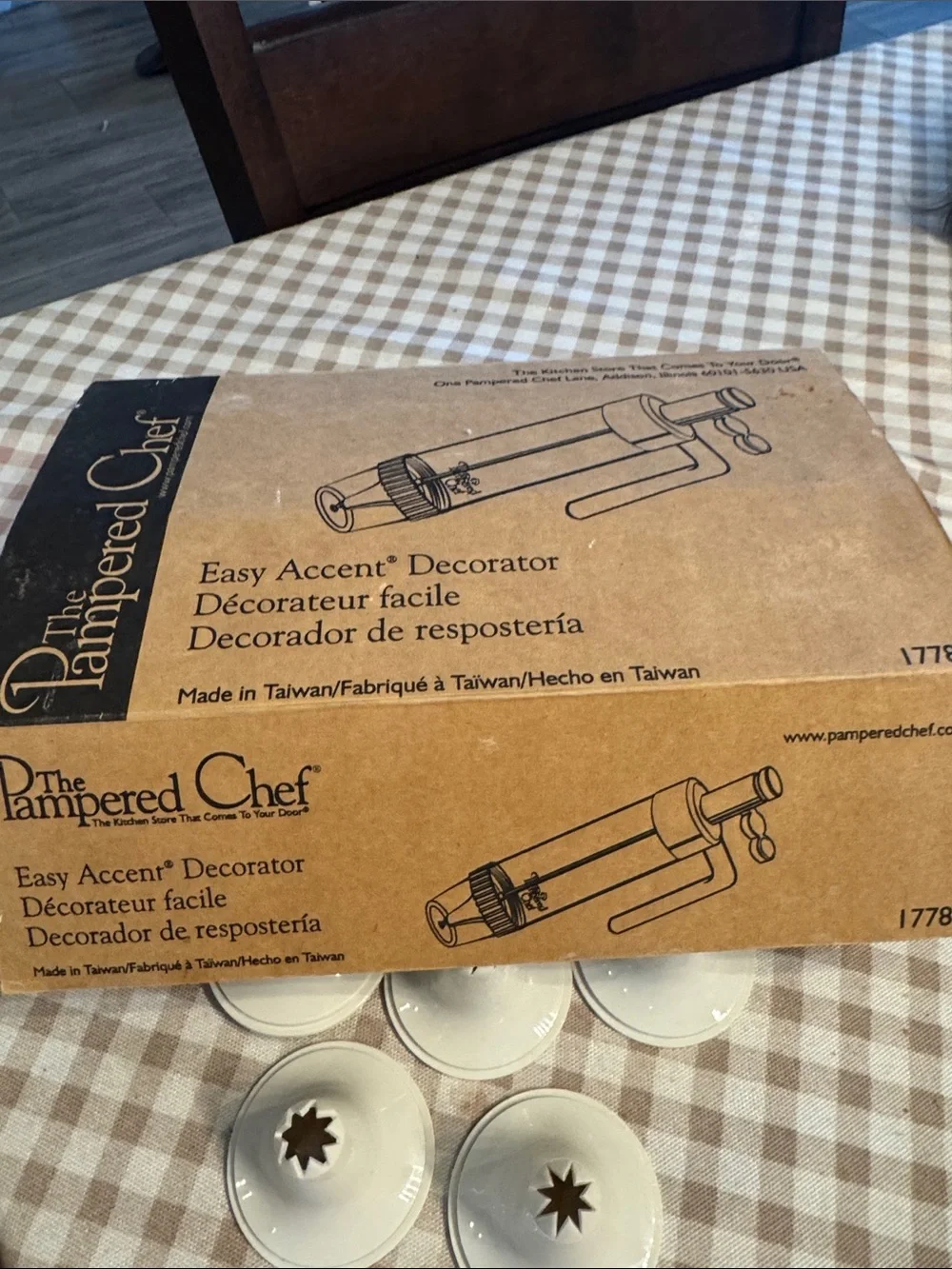 The Pampered Chef Easy Accent Decorator - Brown and White